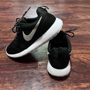 Nike Roshe One Size 6